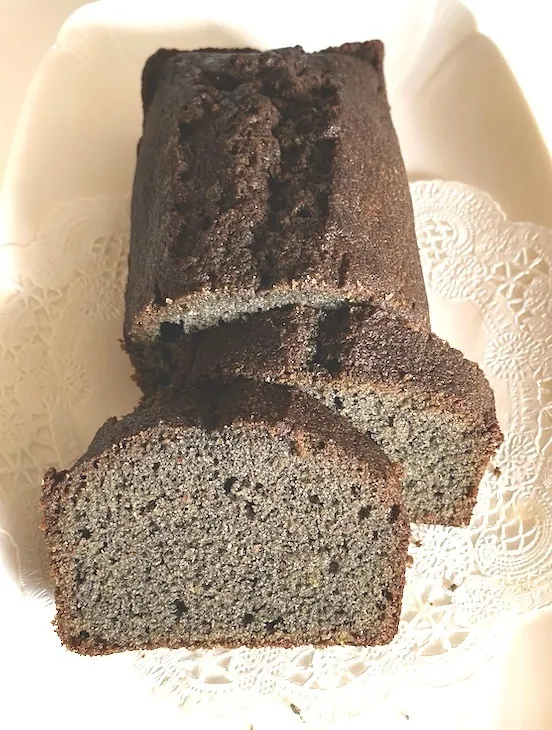 黒胡麻のパウンドケーキ 胡麻好きにはたまらない 発酵バターと平飼い卵・コクのある深い味わいです。