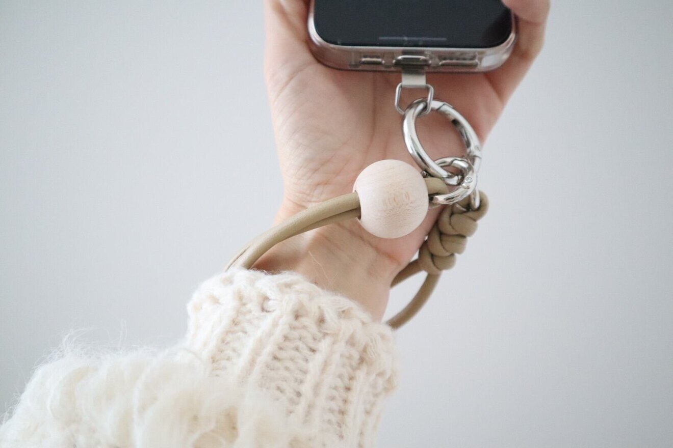 【ベージュ】スマホハンドストラップ　レザー ウッド　携帯ストラップ