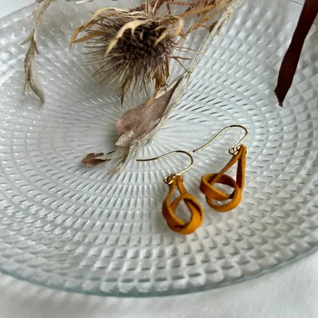 【ハンドメイド】シンプルくるっと本革ピアス 　