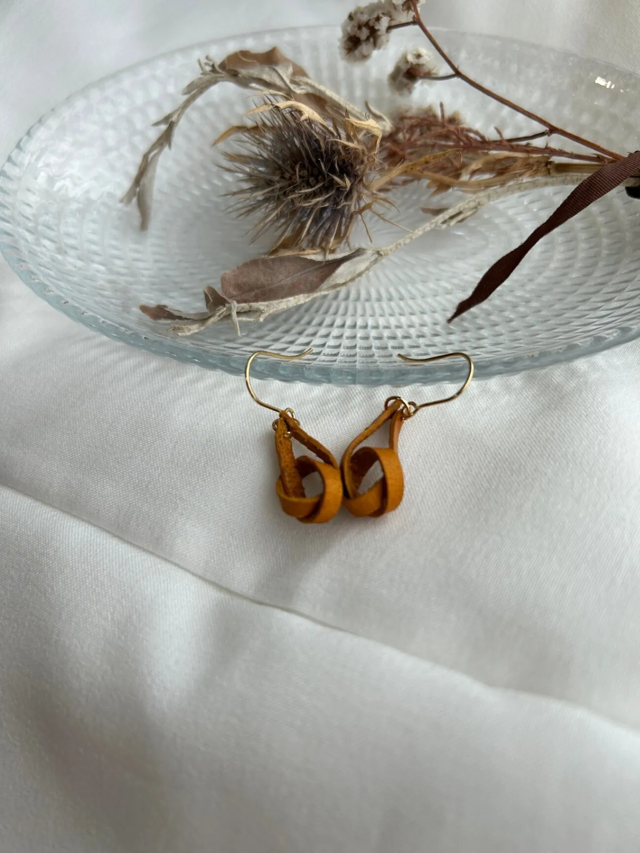 【ハンドメイド】シンプルくるっと本革ピアス 　