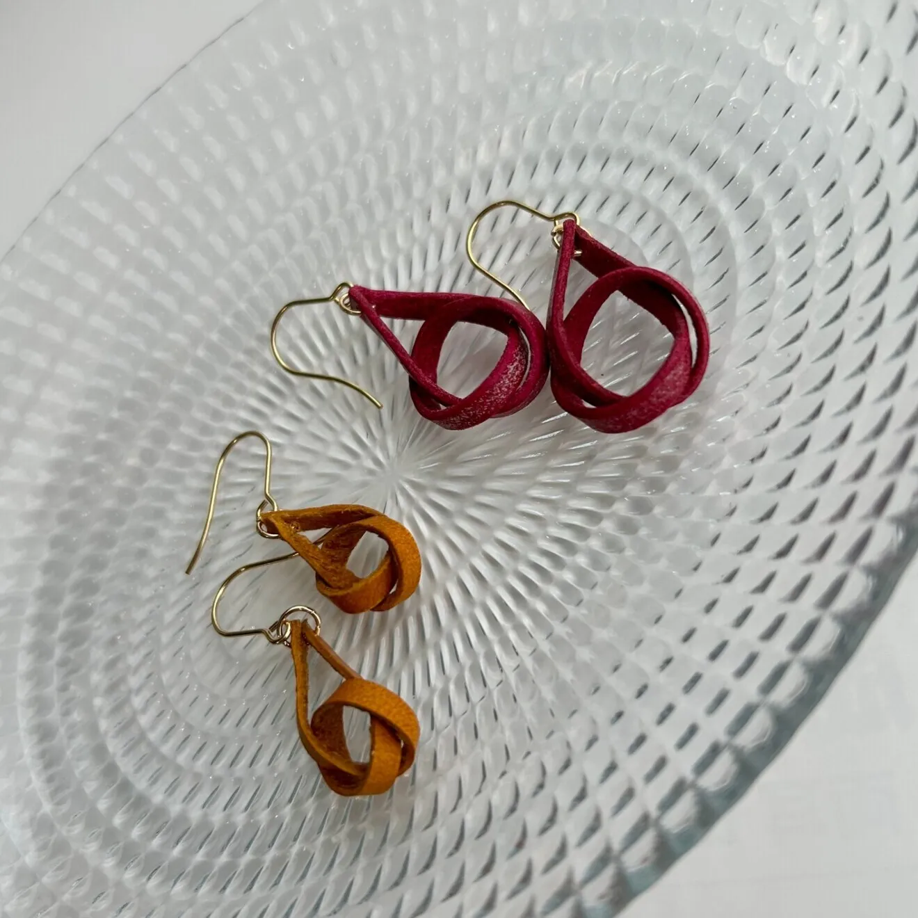 【ハンドメイド】シンプルくるっと本革ピアス 　