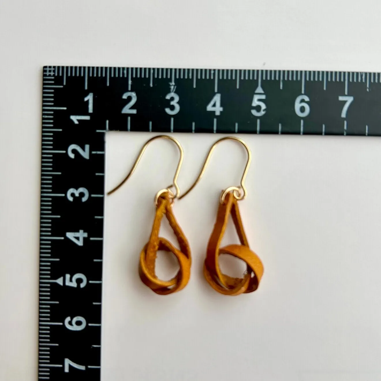 【ハンドメイド】シンプルくるっと本革ピアス 　