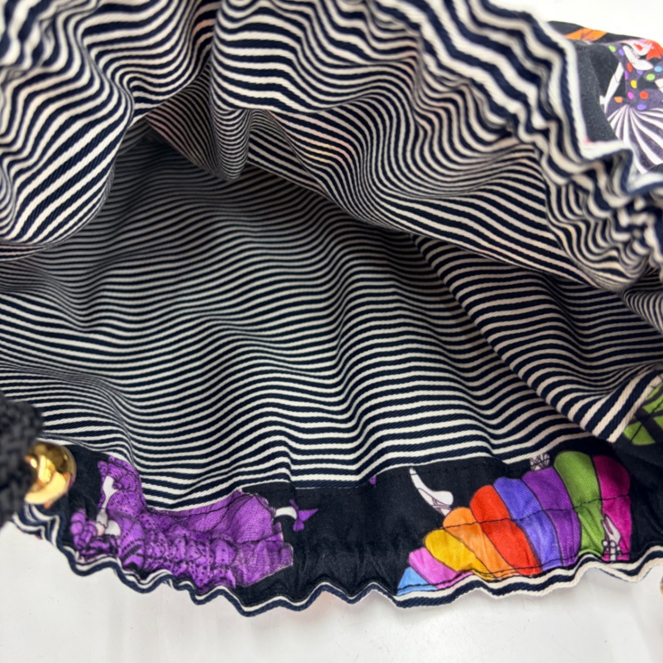 ロラライハリス　レディ生地 丸巾着バッグ｜個性派デザイン・裏地ストライプ