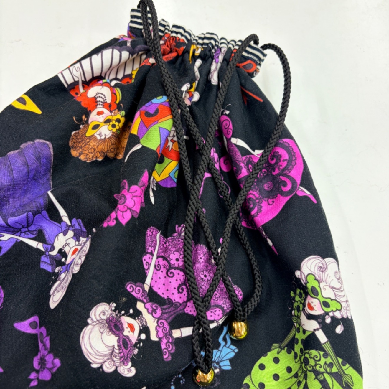 ロラライハリス　レディ生地 丸巾着バッグ｜個性派デザイン・裏地ストライプ