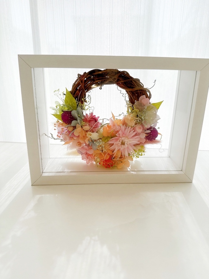 贈り物に最適　埃や湿気から守る　文字入りフラワーボックス華やかリース　母の日　名入れ　ドライフラワー