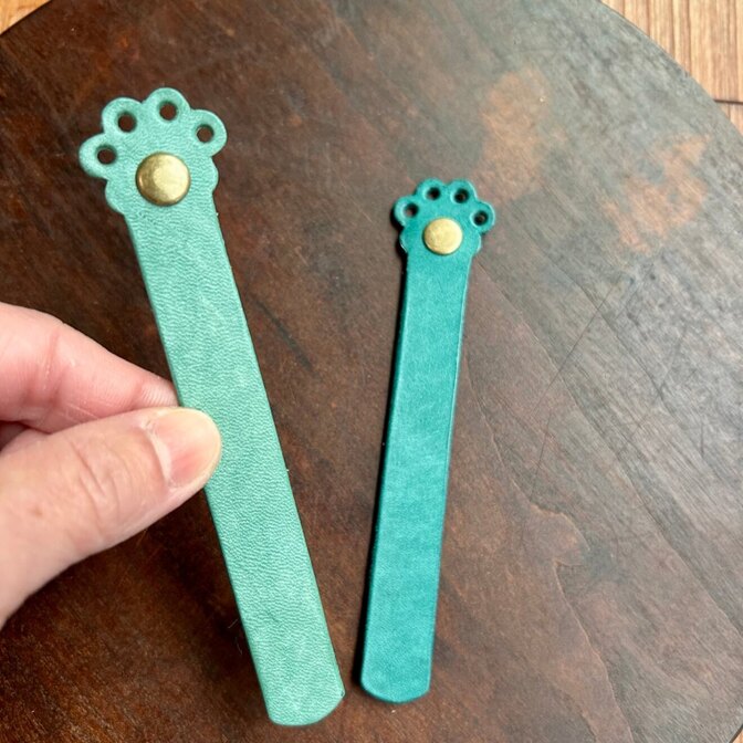 【本革】大人かわいい にゃんこのしおり｜肉球デザイン🐾