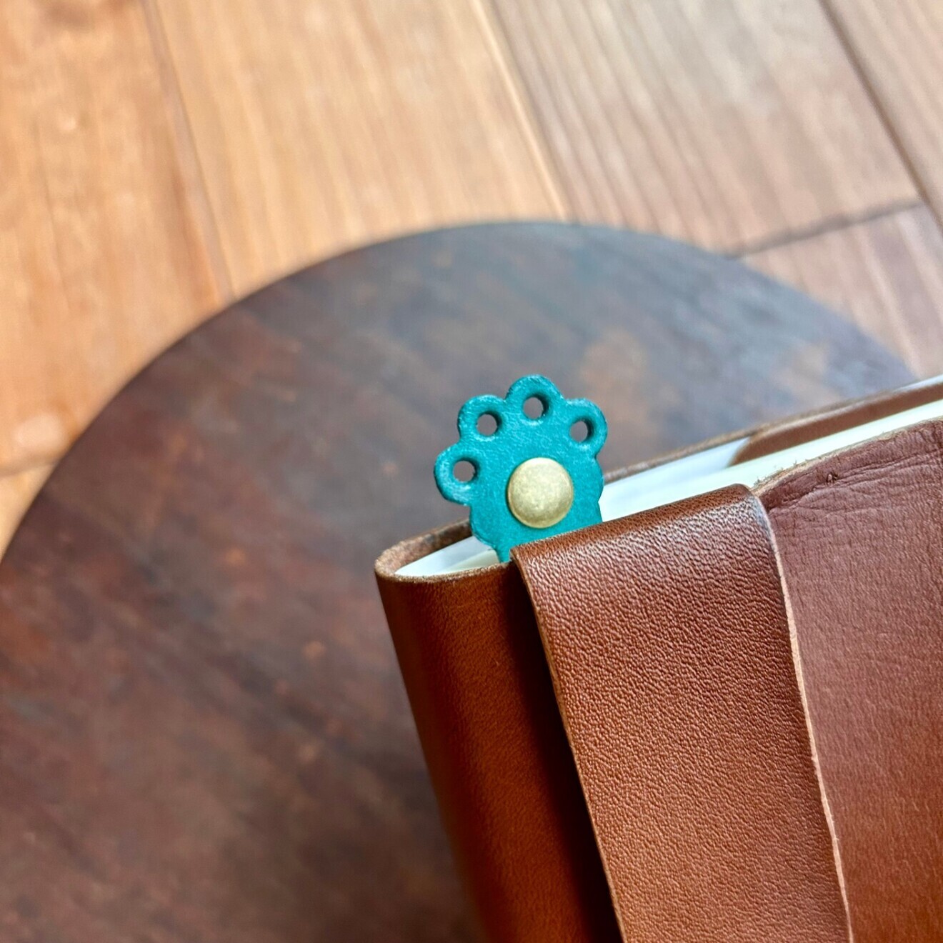 【本革】大人かわいい にゃんこのしおり｜肉球デザイン🐾