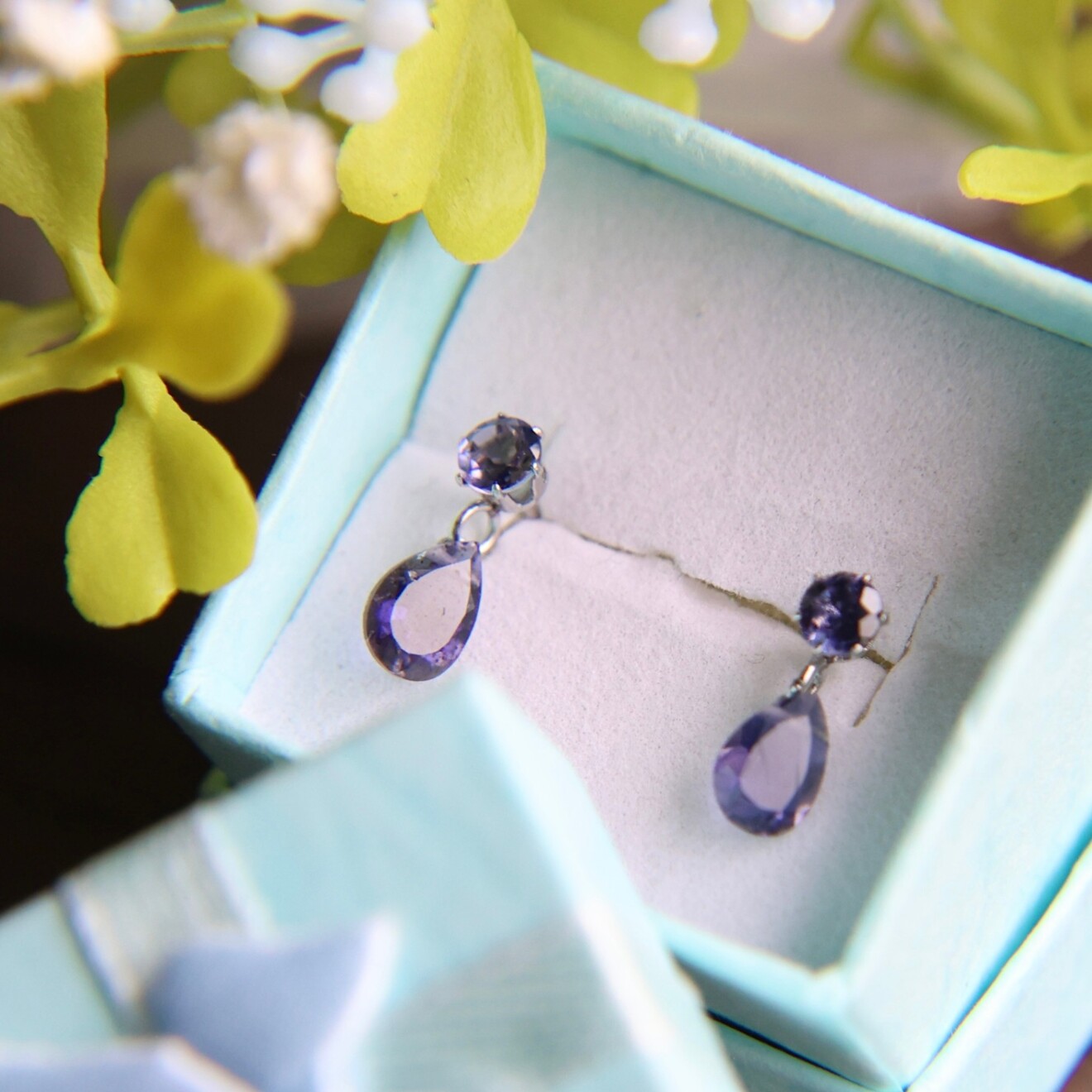 ハンドメイドピアス　アイオライトの宝石雫ピアス