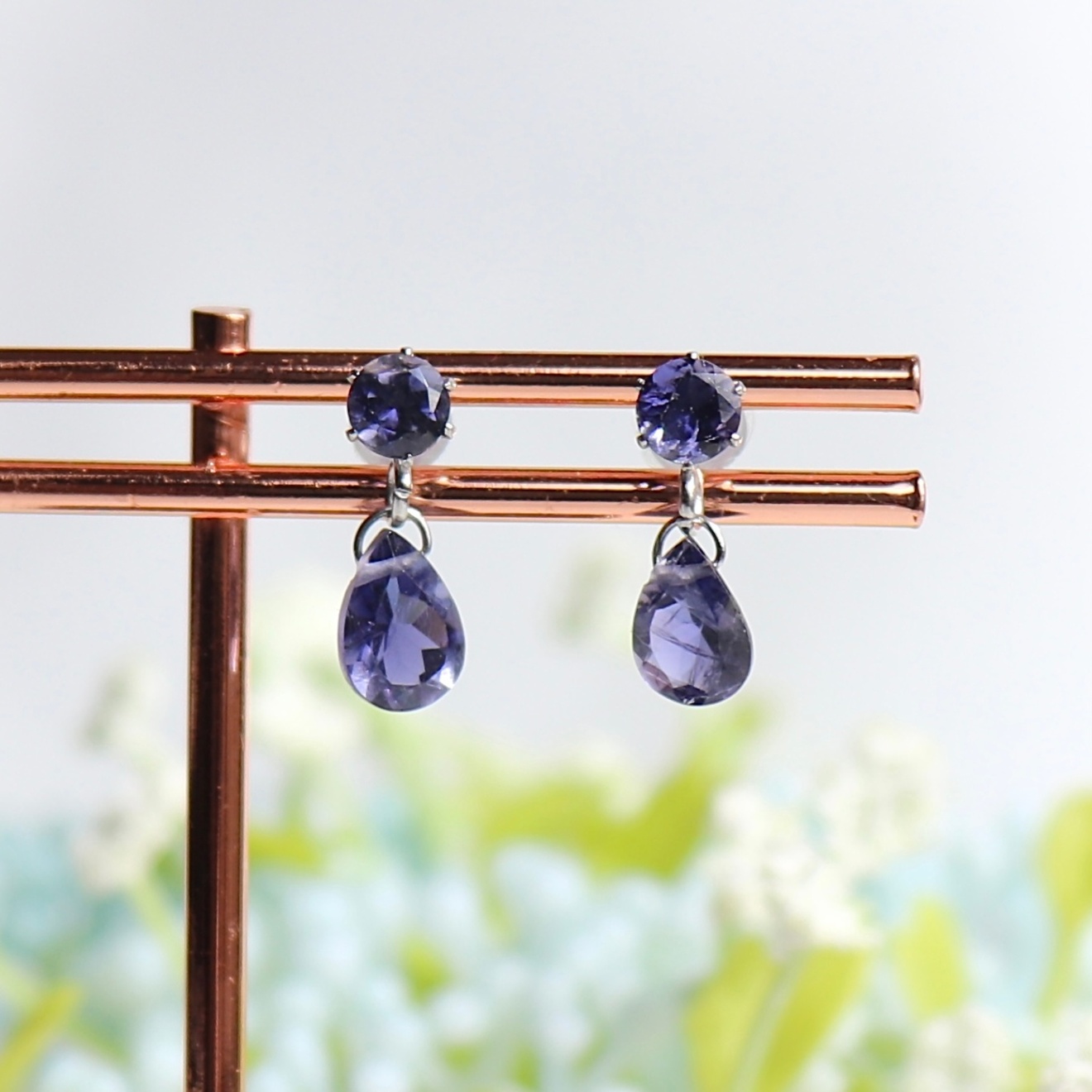 ハンドメイドピアス　アイオライトの宝石雫ピアス