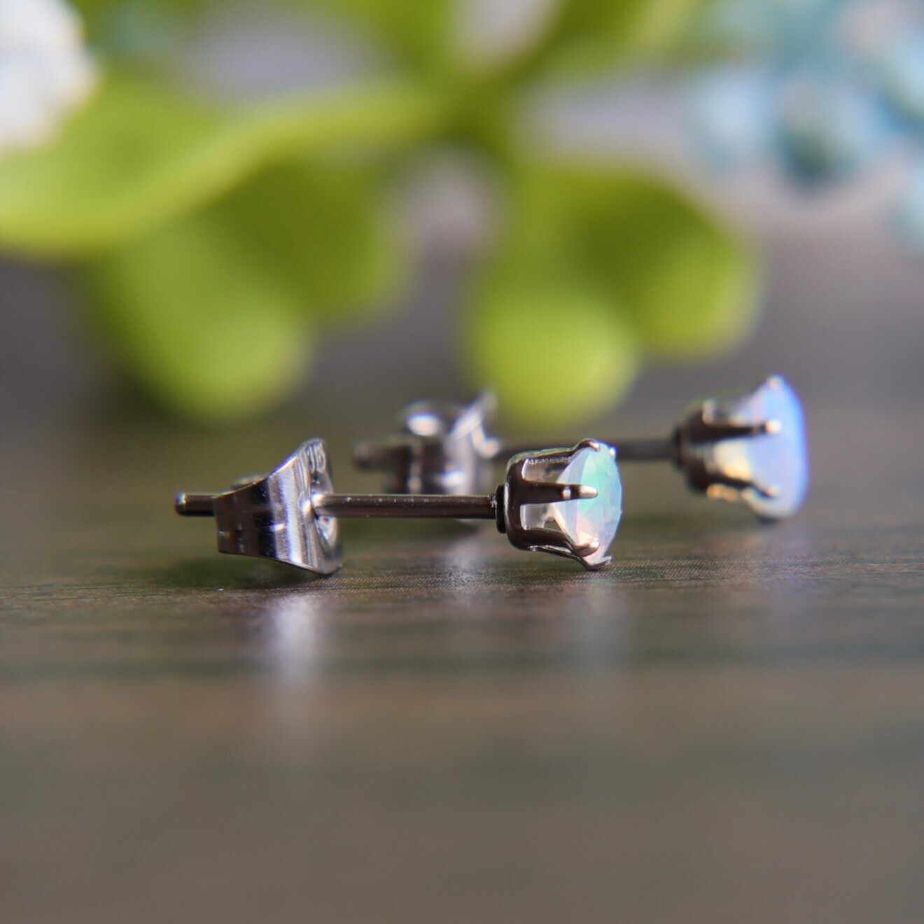 ハンドメイド　２色のオパール　エチオピアオパール　ブラックオパール　４㎜ピアスセット