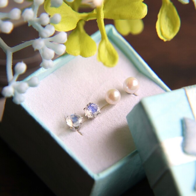 ハンドメイド　6月の誕生石　4㎜あこや真珠　レインボームーンストーン　ピアスセット