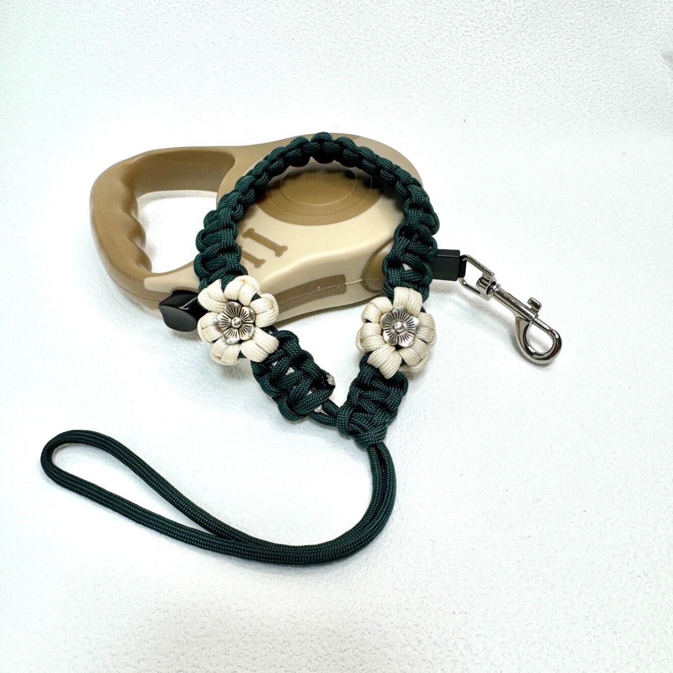 【2500円・送料込み】パラコード伸縮リードセット 花モチーフ グリーン｜Lei makamae