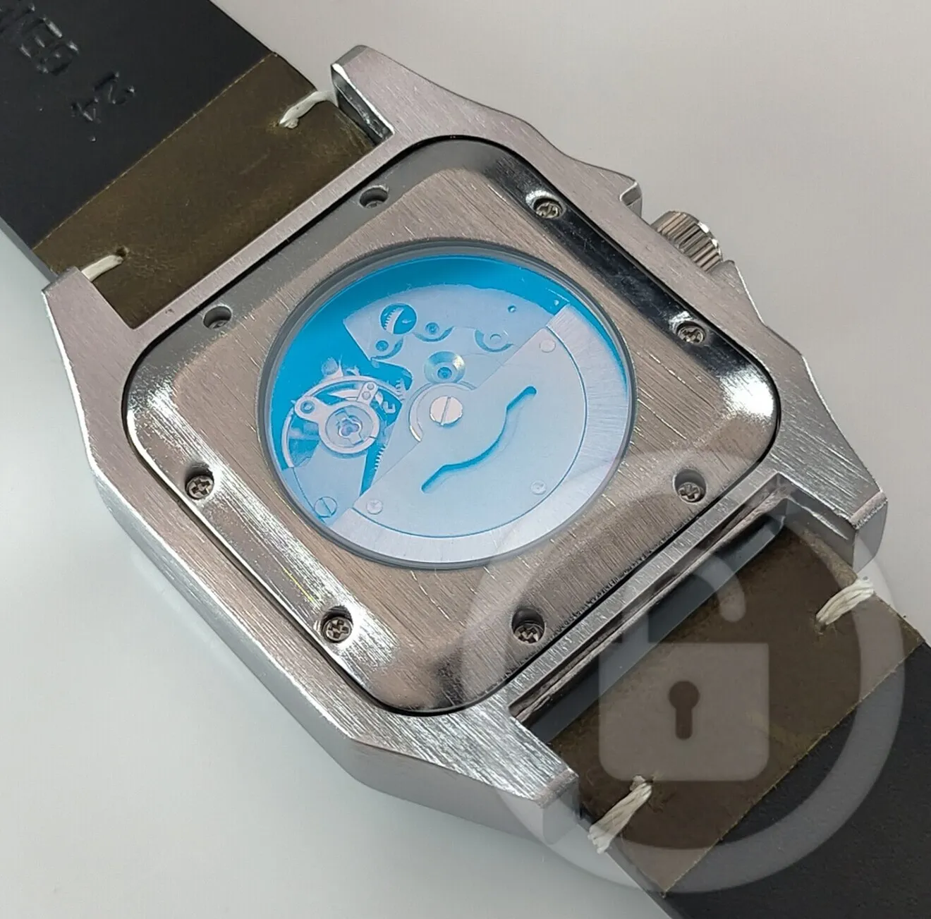 【端正なパールホワイト文字盤の機械式スクエアに深染めグリーン革が映える/新品】