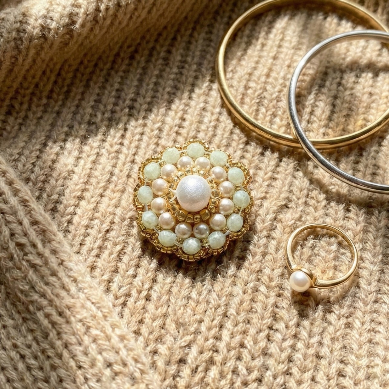 コットンパールとチェコビーズの春色ブローチ【ライトグリーン】ビーズステッチ｜母の日 フォーマル