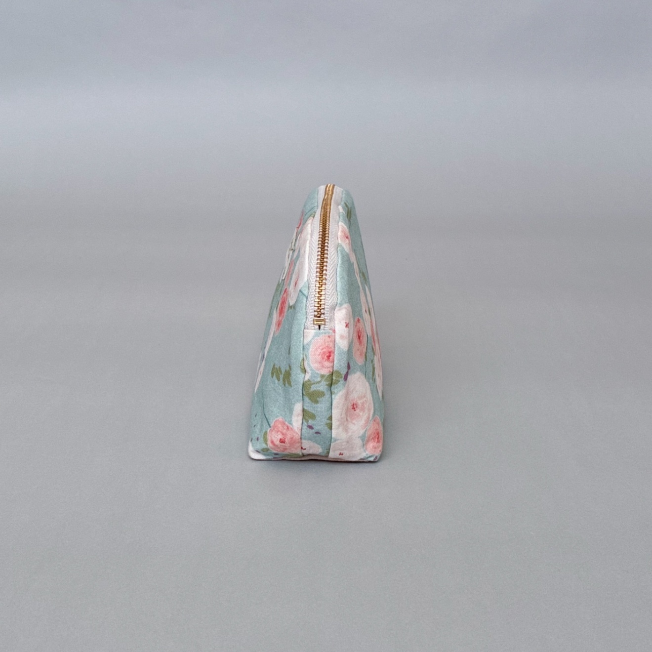 【ハンドメイド】爽やかミントに咲くピンクローズ｜ころんと可愛い花束ラウンドポーチ｜送料無料