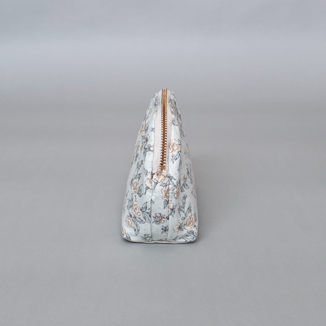 【ハンドメイド】白バラ咲くミントグリーン｜ころんと可愛い花束ラウンドポーチ｜送料無料