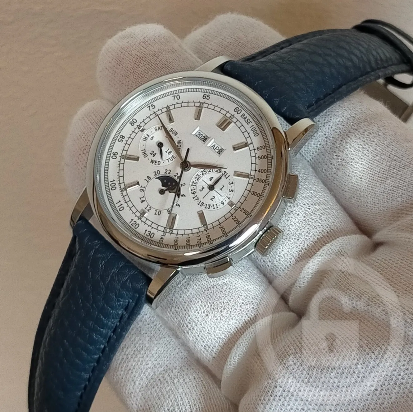 機械式の真骨頂/複雑多機能を堪能【シーガル搭載/新品】裏スケ ロイヤルブルー革