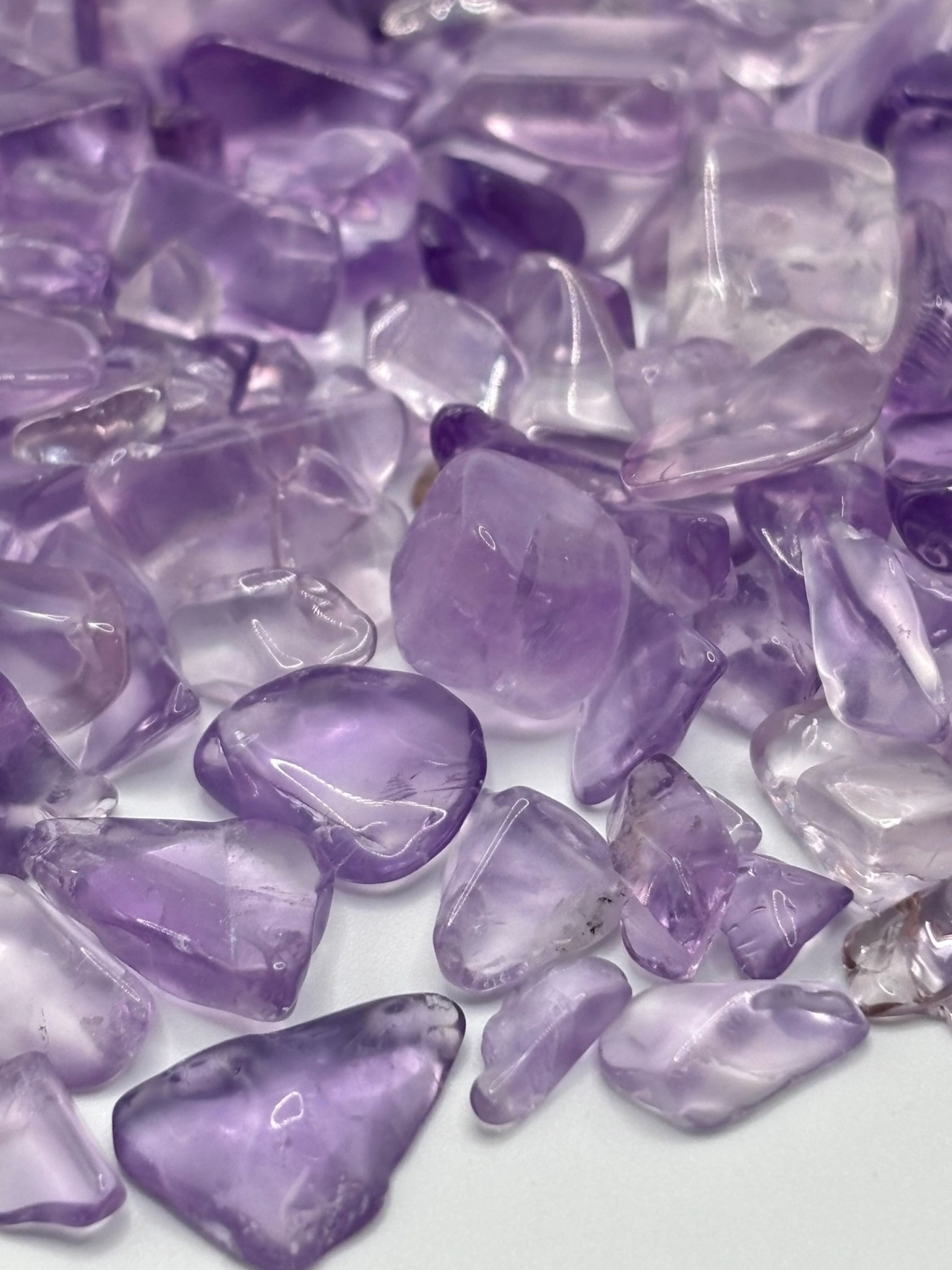 〜優雅な癒しをもたらすラベンダーアメジスト〜  
ブラジル産　ラベンダーアメジスト　さざれ石100g