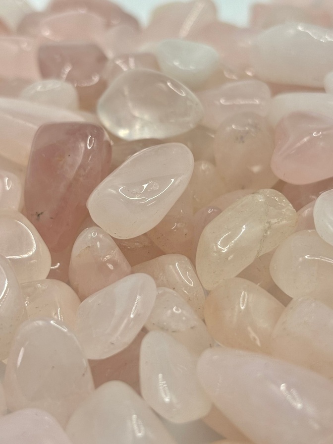 〜優美な癒しの石、ローズクォーツ〜  
うるうるぷっくり　ローズクォーツ　さざれ石 100g