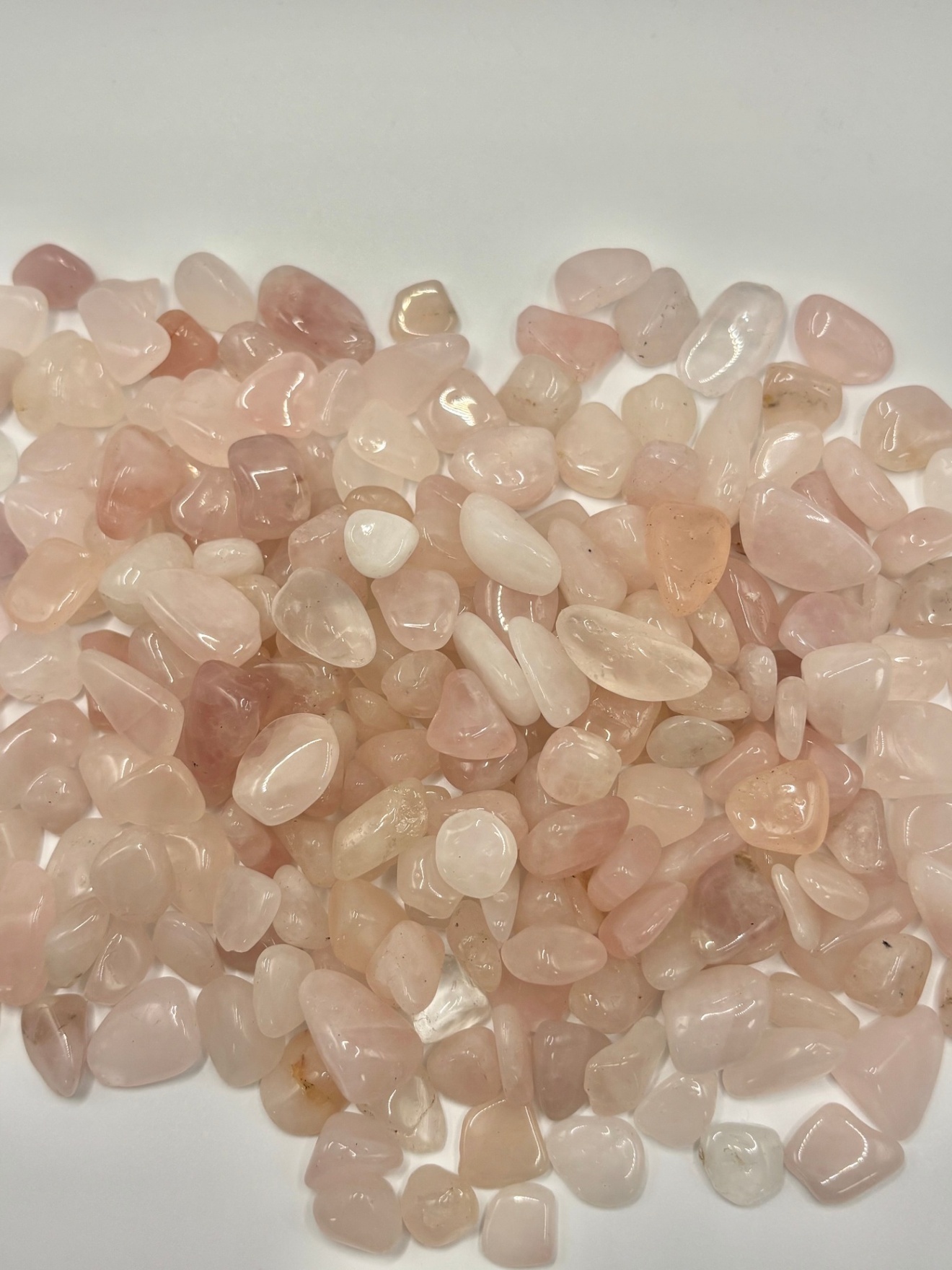 〜優美な癒しの石、ローズクォーツ〜  
うるうるぷっくり　ローズクォーツ　さざれ石 100g