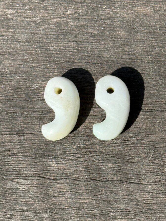 ⭐️特価⭐️本物の糸魚川翡翠　〜勾玉〜　白地に茶緑
経営者や自営業などの方に特にお勧めです😊