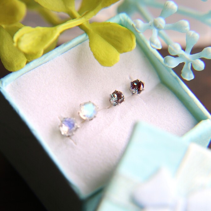 6月の誕生石　3㎜合成アレキサンドライト4㎜レインボムーンストーン　サージカルステンレスピアスセット