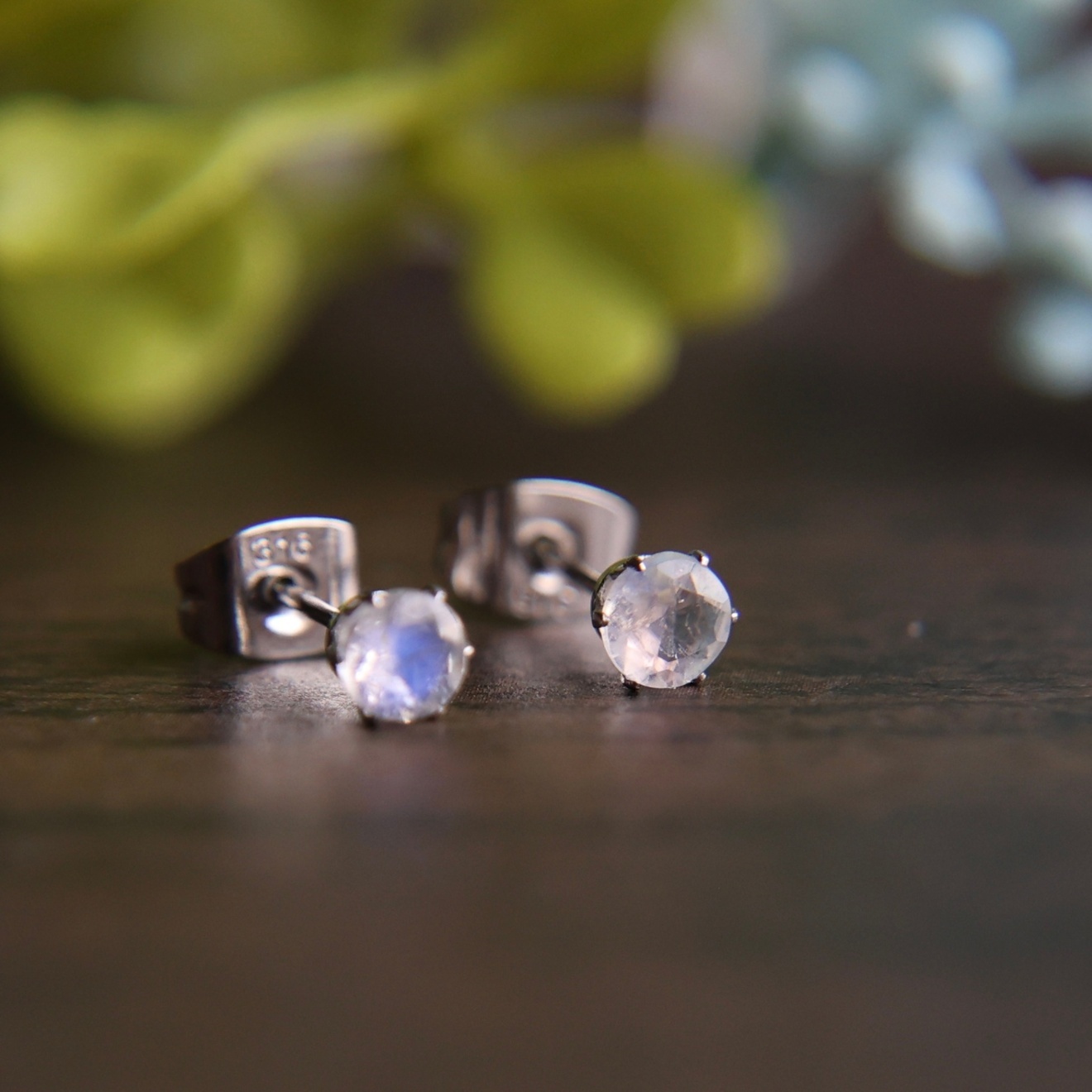 6月の誕生石　3㎜合成アレキサンドライト4㎜レインボムーンストーン　サージカルステンレスピアスセット