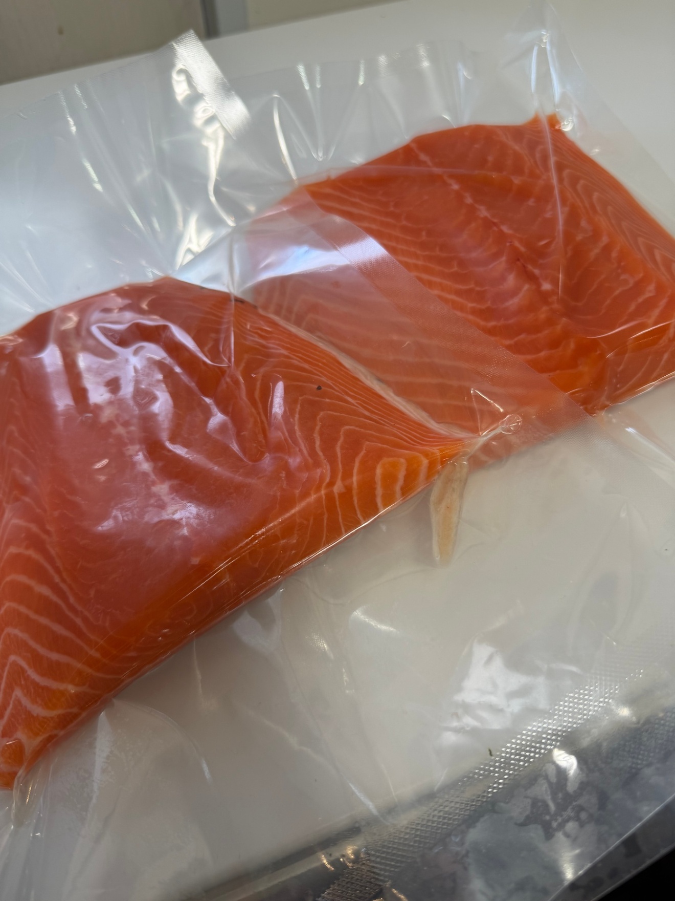 世界一と評されるタスマニアサーモン 半身約1.4kg〜 生仕入れ（約15〜20人前）