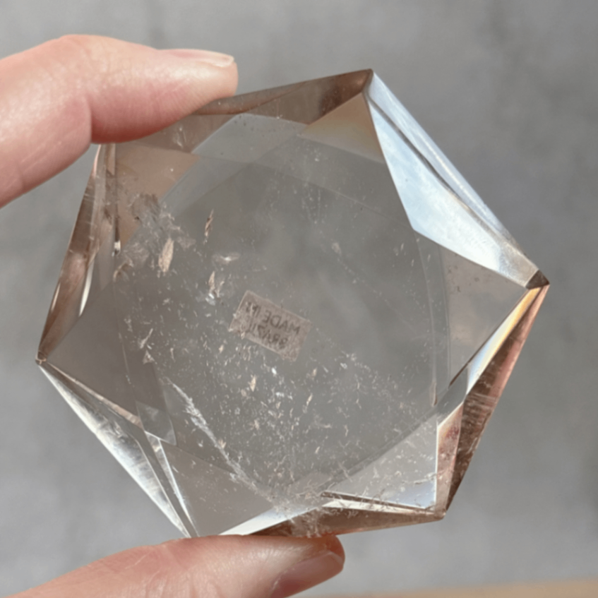 ブラジル・トカンティンス州産
スモーキー・レムリアンの六芒星カービング