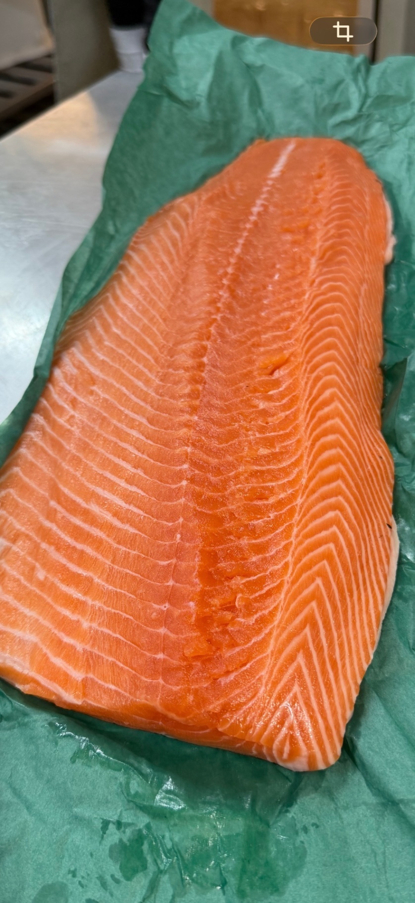 世界一と評されるタスマニアサーモン 半身約1.4kg〜 生仕入れ（約15〜20人前）