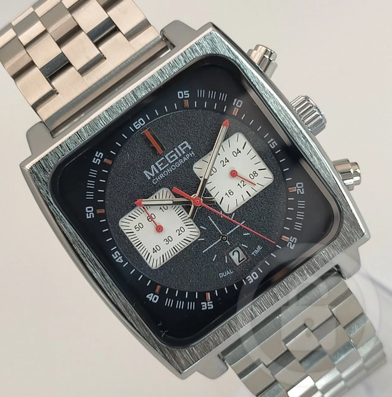 【細部まで徹底したスクエアスタイルに190g超の圧倒的重厚感/新品】クロノグラフ