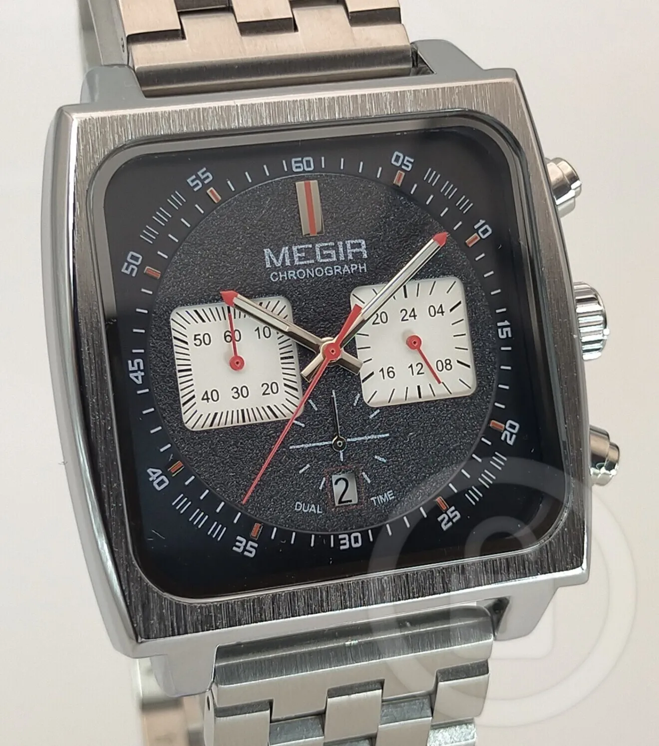 【細部まで徹底したスクエアスタイルに190g超の圧倒的重厚感/新品】クロノグラフ
