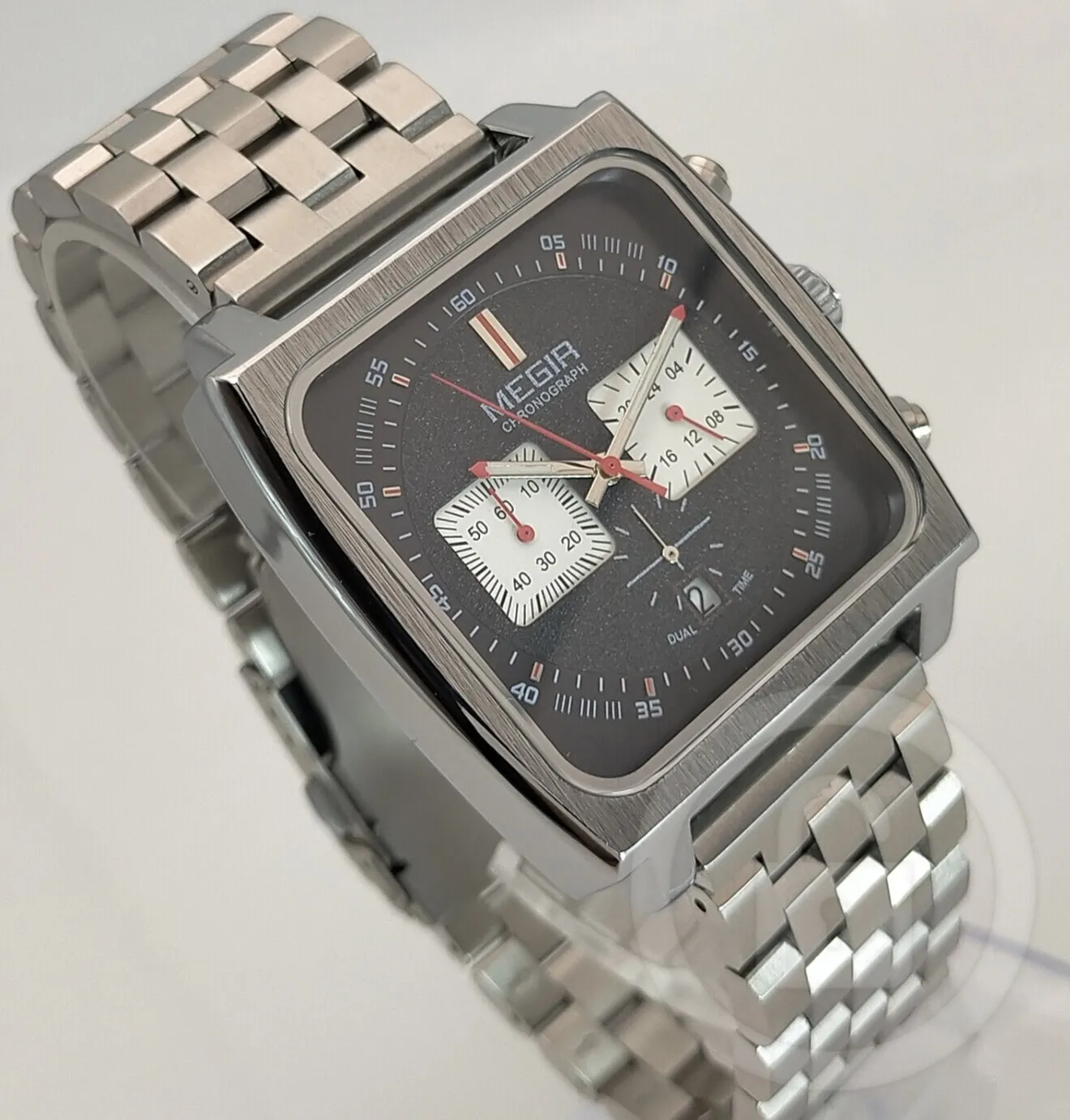 【細部まで徹底したスクエアスタイルに190g超の圧倒的重厚感/新品】クロノグラフ