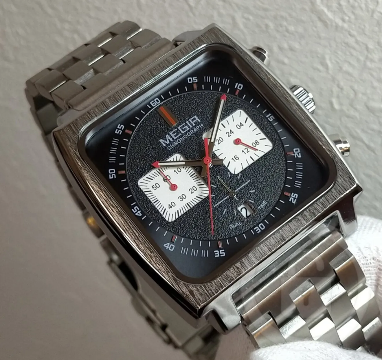 【細部まで徹底したスクエアスタイルに190g超の圧倒的重厚感/新品】クロノグラフ