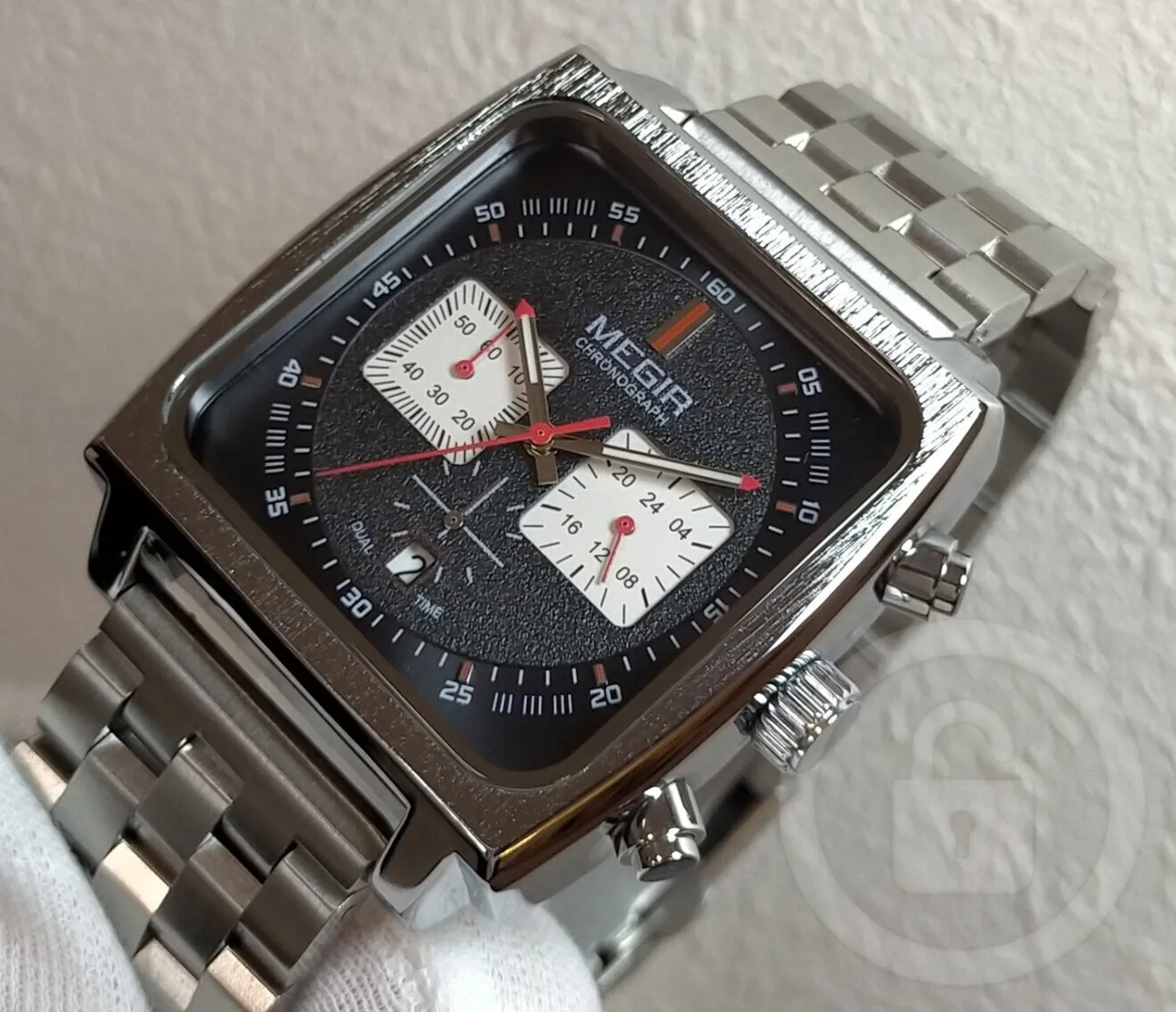 【細部まで徹底したスクエアスタイルに190g超の圧倒的重厚感/新品】クロノグラフ