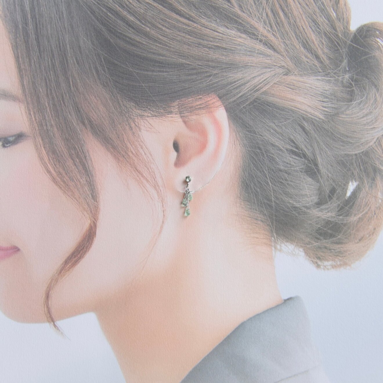 ハンドメイド　エメラルドとグリーンサファイアの宝石の雨ピアス　