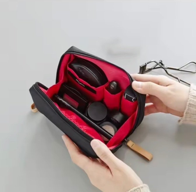 化粧ポーチ 小物入れ 黒 赤