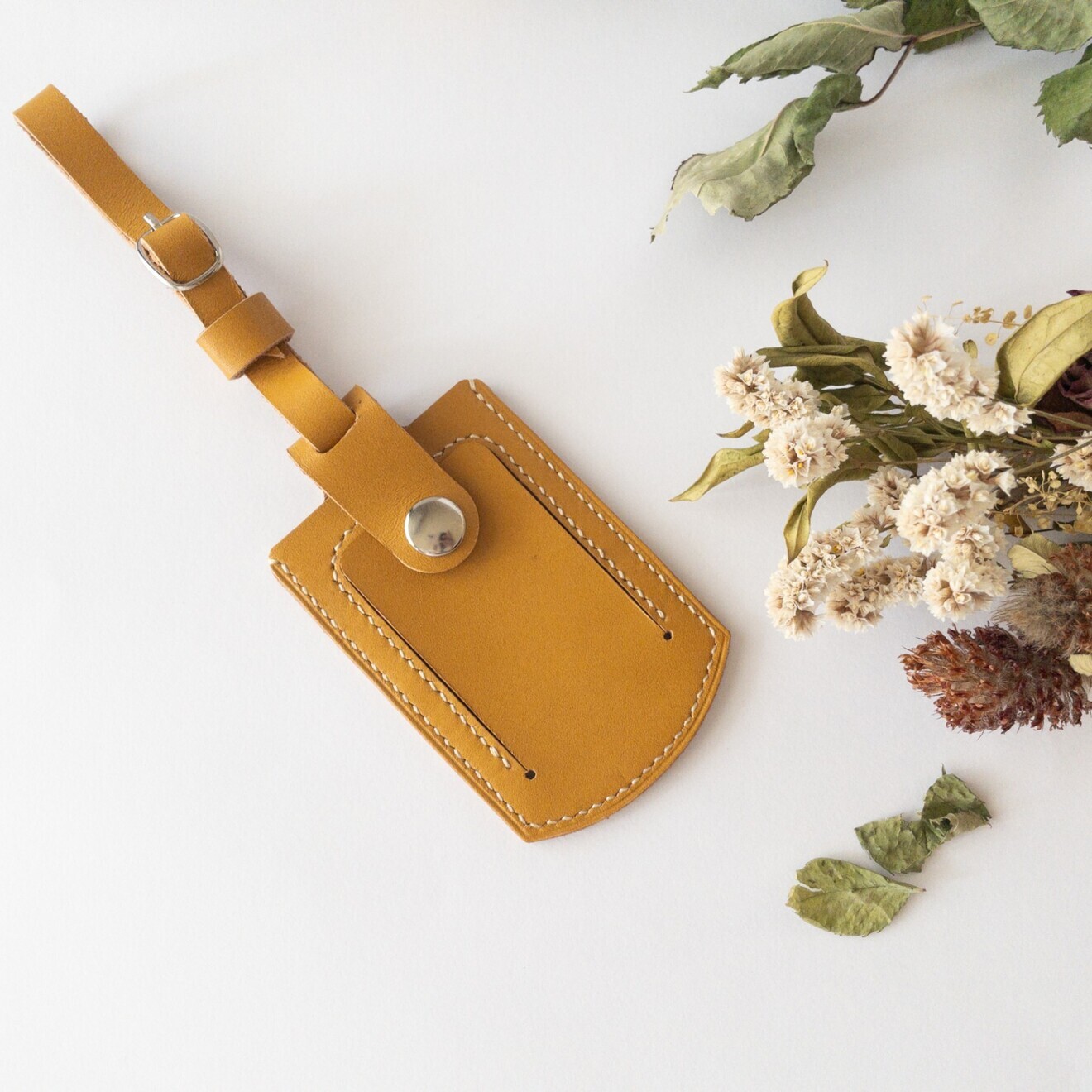 【ハンドメイド】使うほどに愛着が深まる。手縫いで仕立てた「育てる」本革ネームタグ（オレンジブラウン）