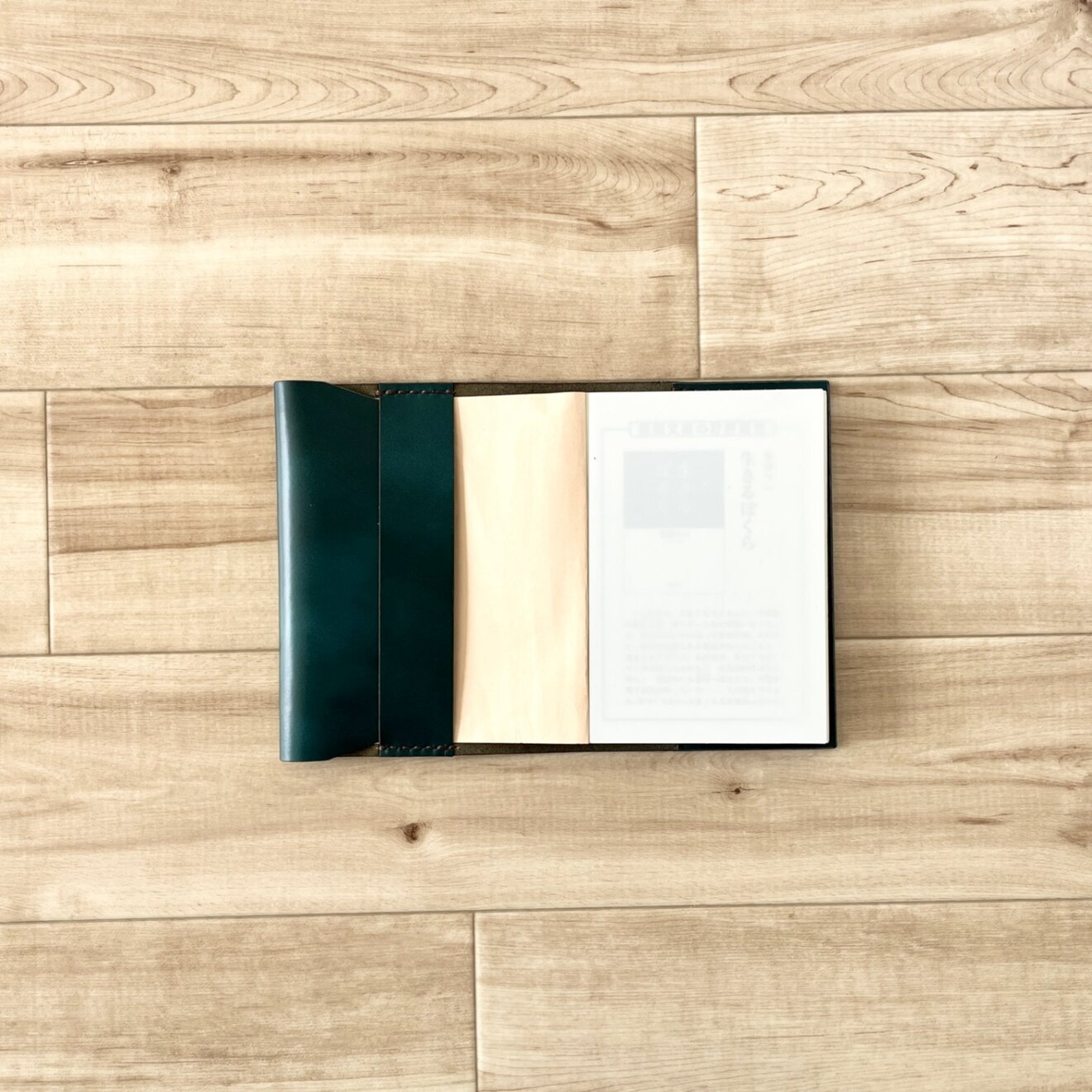  文庫サイズ用ブックカバー　バンド付き　手縫いの姫路レザー　ダークグリーン