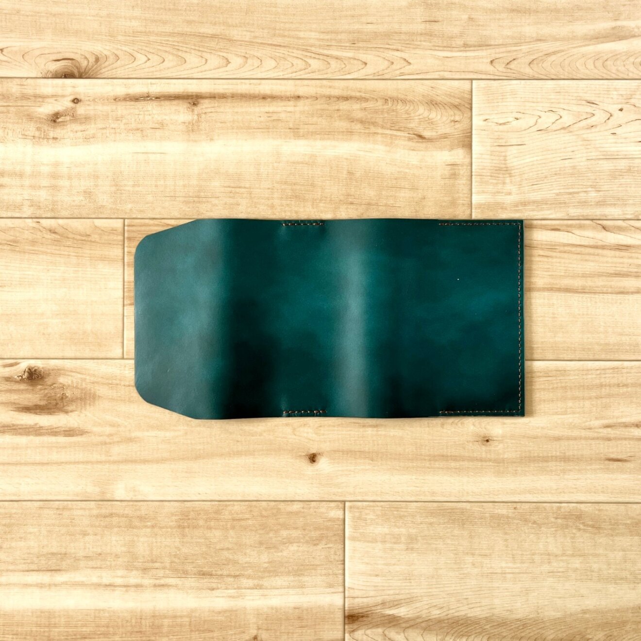  文庫サイズ用ブックカバー　バンド付き　手縫いの姫路レザー　ダークグリーン