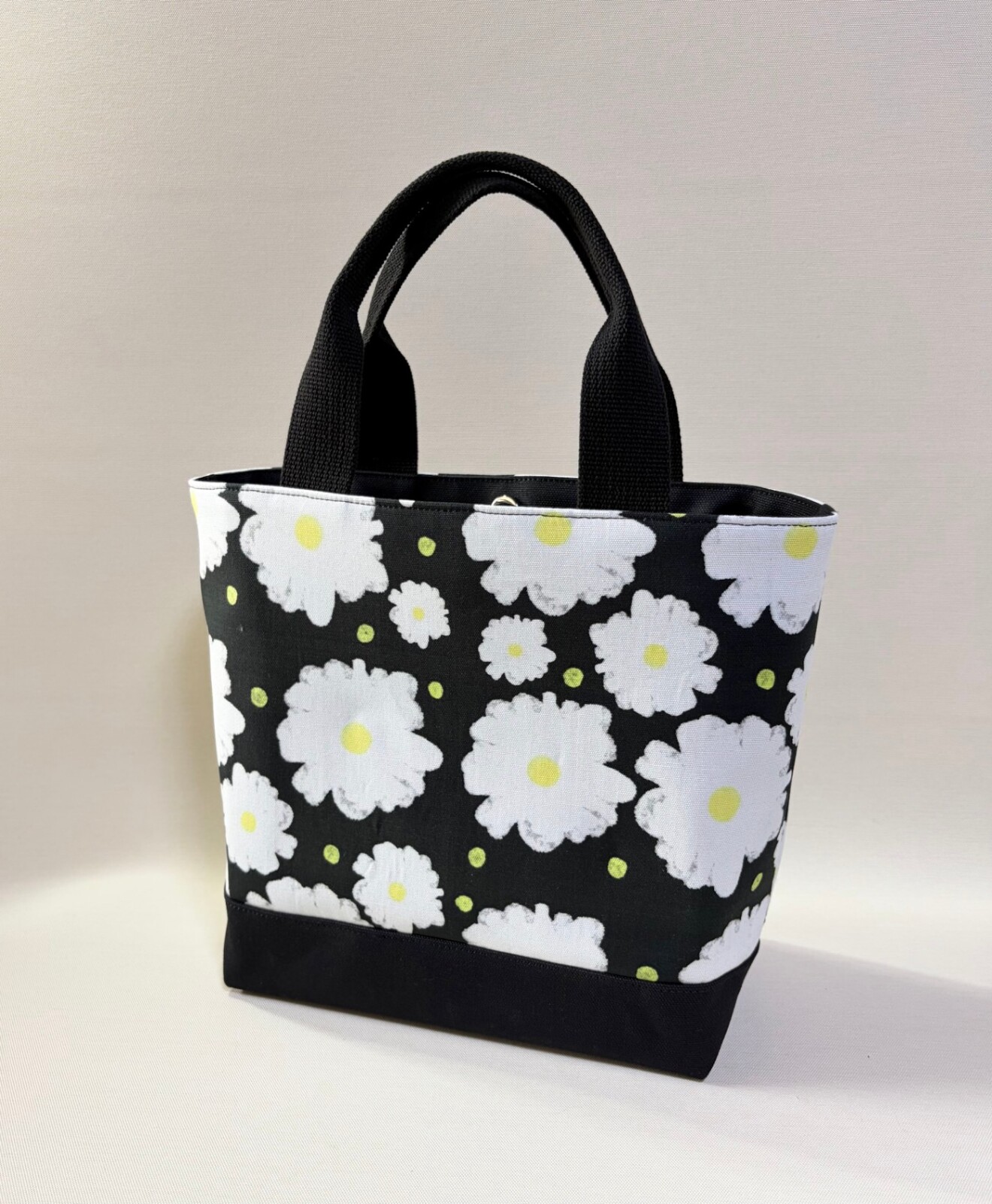 デザイナーが描くアートを日常に。独創のテキスタイルが語る「レトロモダン大花」Mトートバッグ