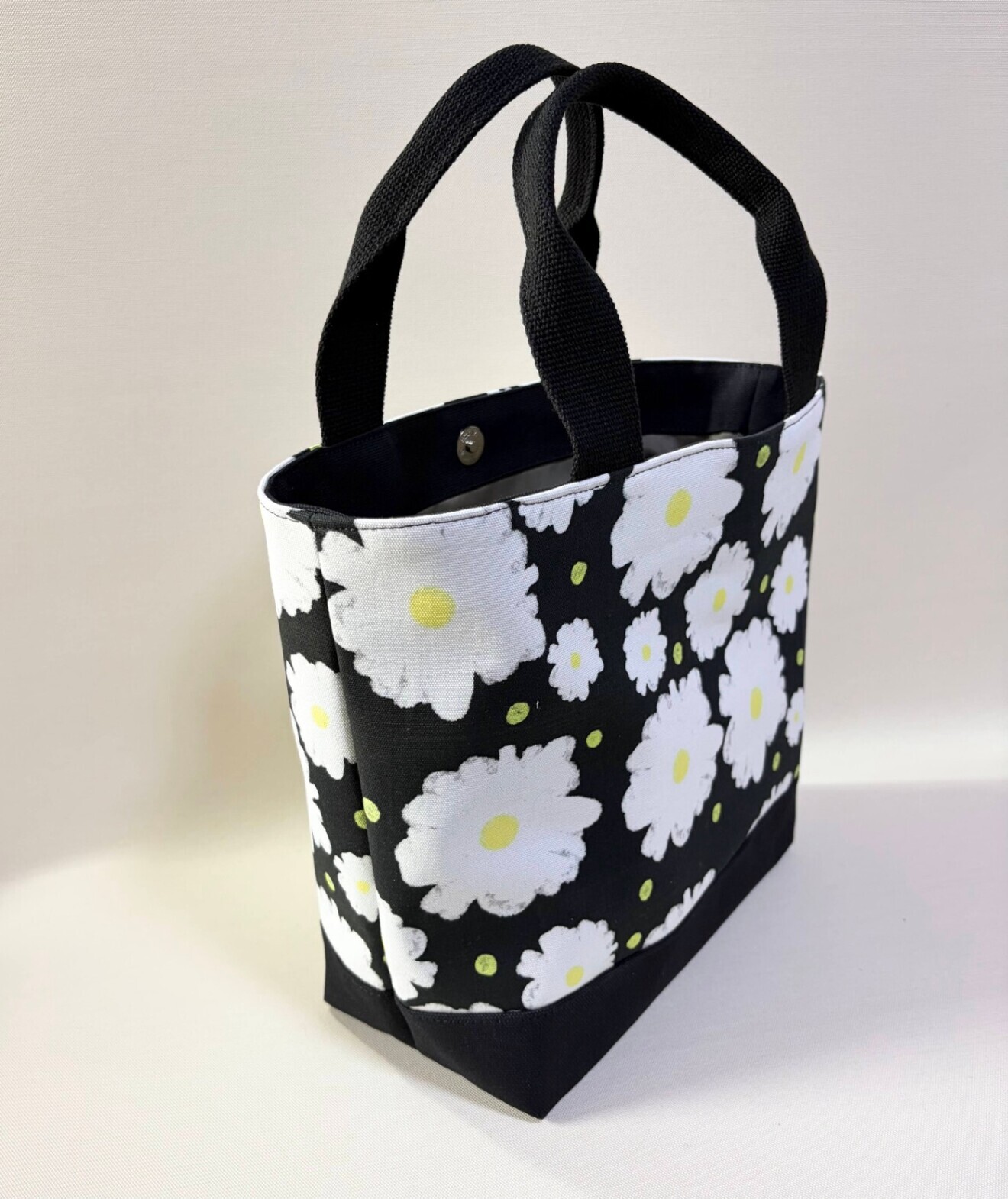 デザイナーが描くアートを日常に。独創のテキスタイルが語る「レトロモダン大花」Mトートバッグ