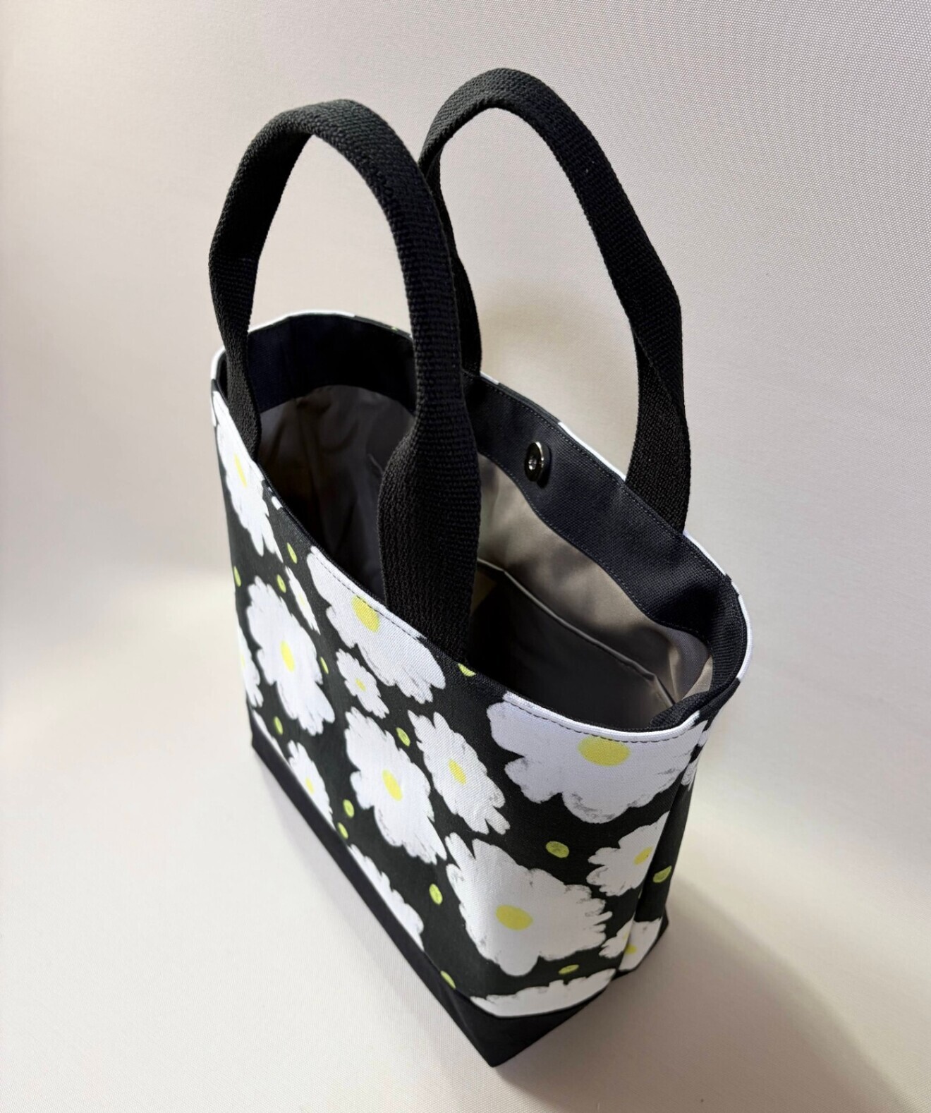 デザイナーが描くアートを日常に。独創のテキスタイルが語る「レトロモダン大花」Mトートバッグ