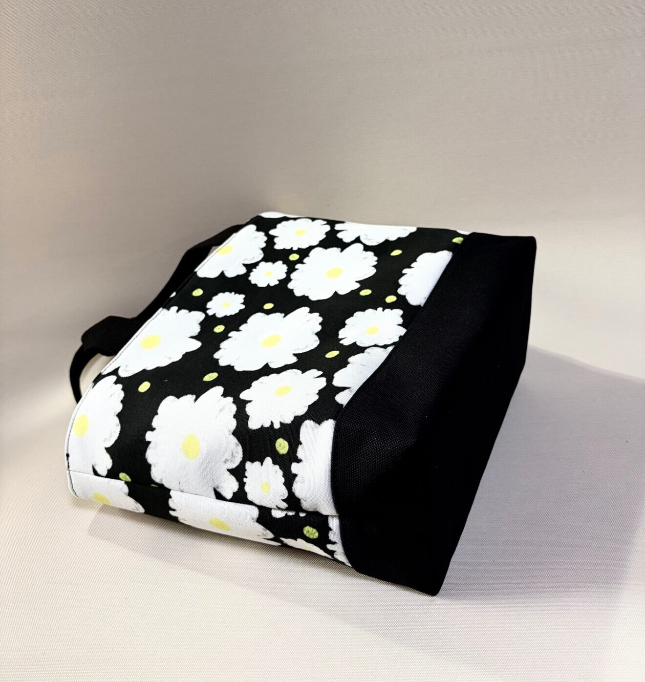 デザイナーが描くアートを日常に。独創のテキスタイルが語る「レトロモダン大花」Mトートバッグ