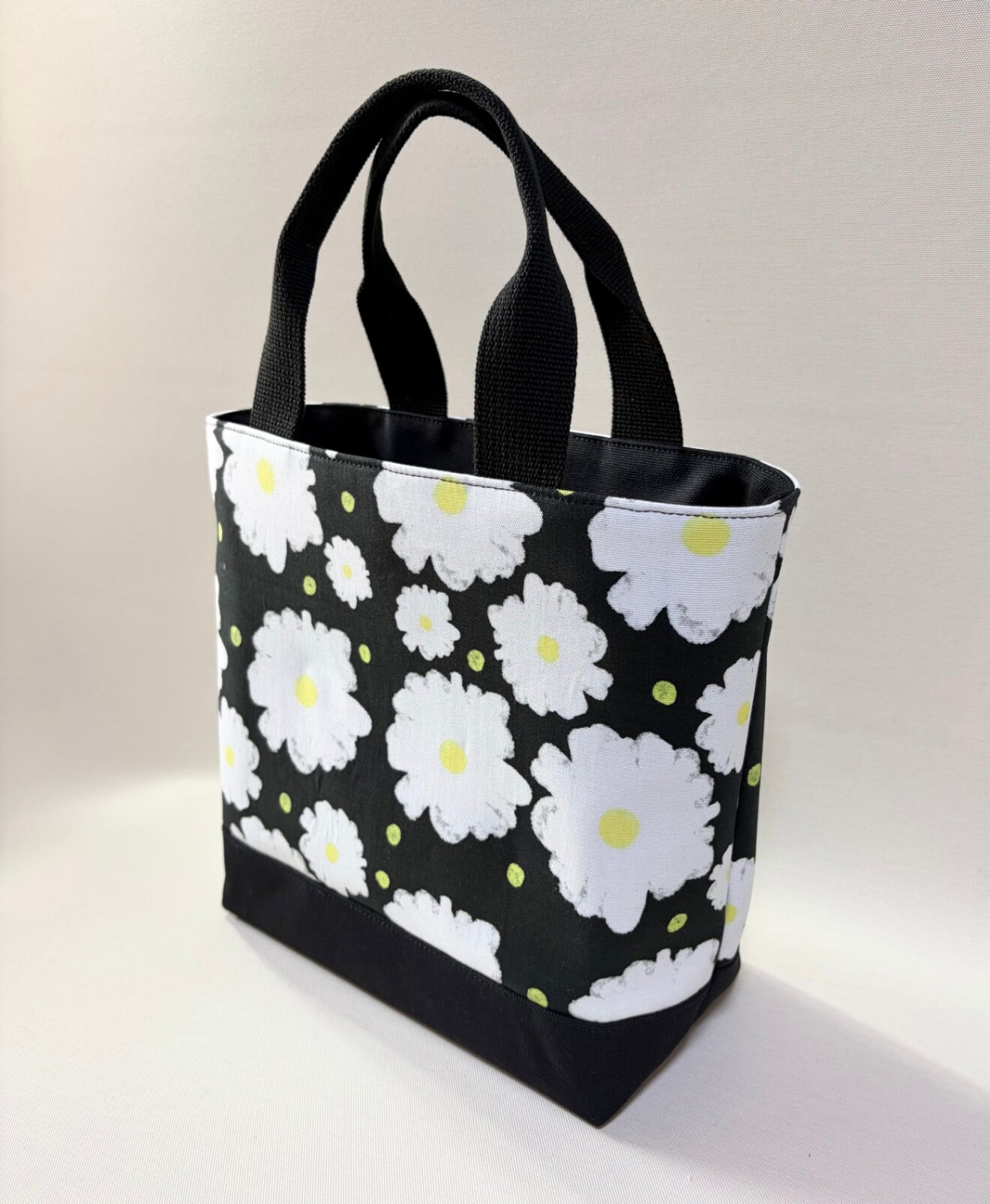 デザイナーが描くアートを日常に。独創のテキスタイルが語る「レトロモダン大花」Mトートバッグ