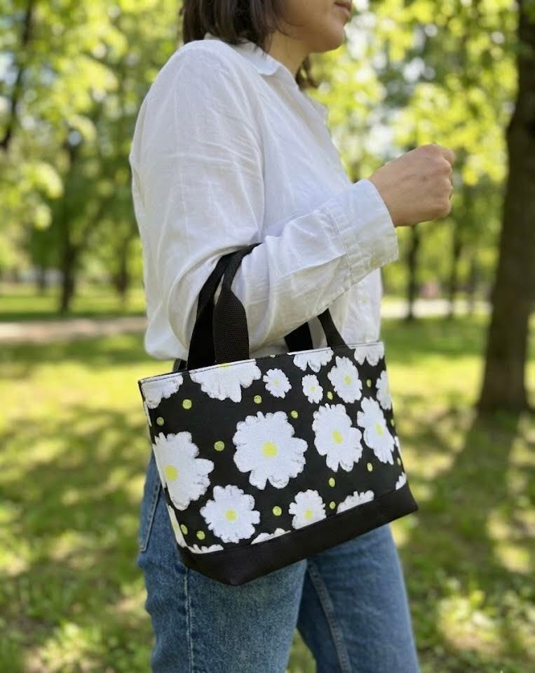 デザイナーが描くアートを日常に。独創のテキスタイルが語る「レトロモダン大花」Mトートバッグ