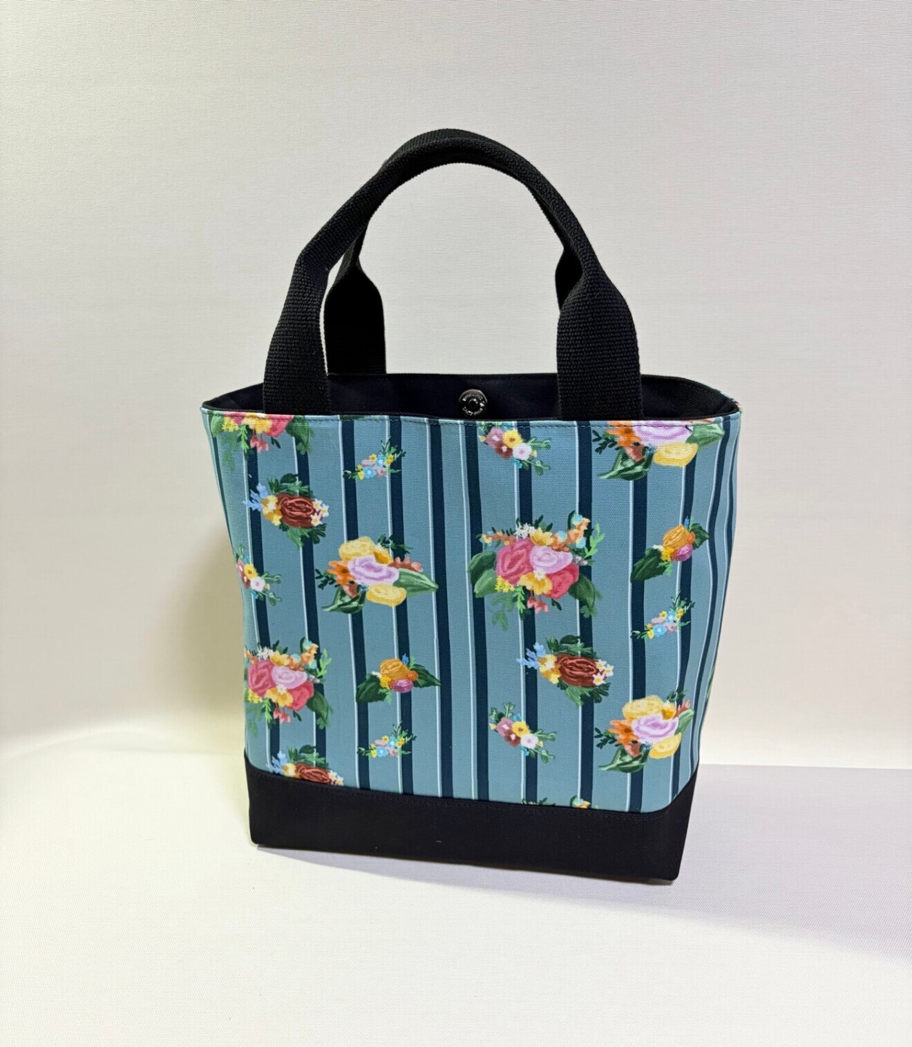 デザイナーが描くアートを日常に。華やぎと規律が織りなすストライプとアンティークフラワー・Mトート

