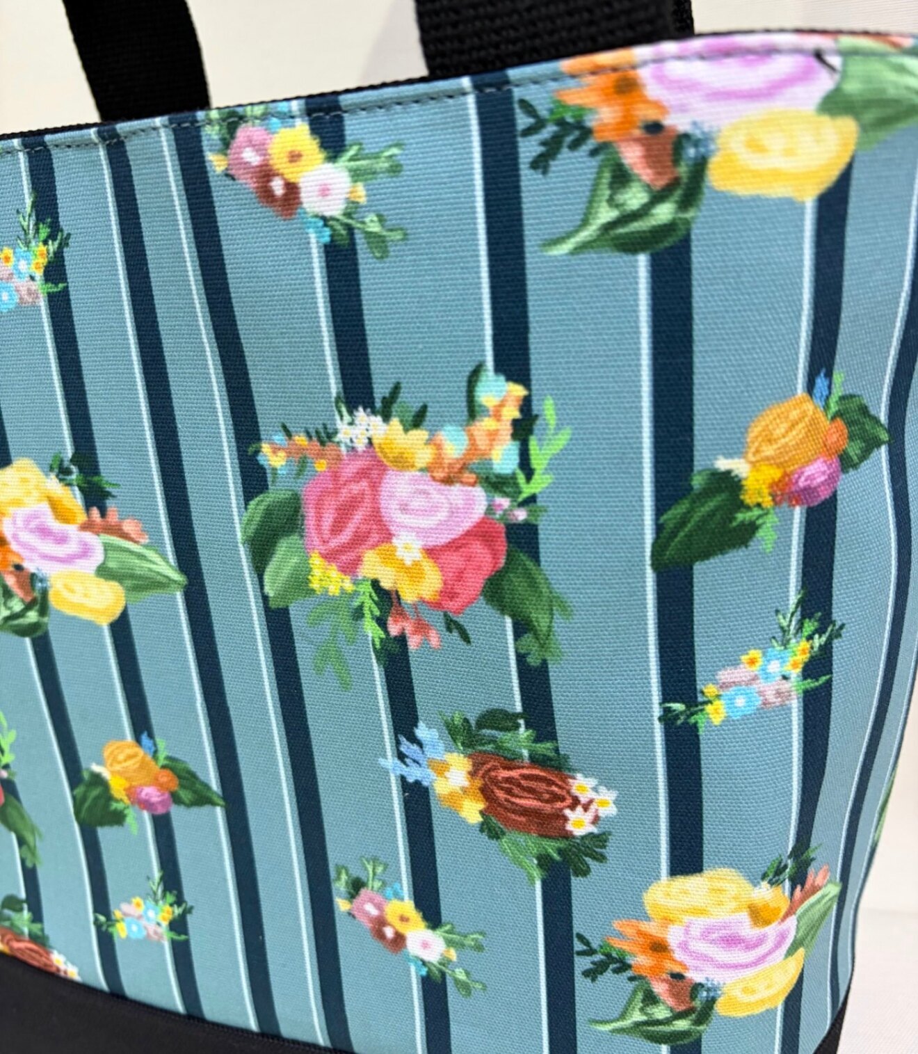 デザイナーが描くアートを日常に。華やぎと規律が織りなすストライプとアンティークフラワー・Mトート

