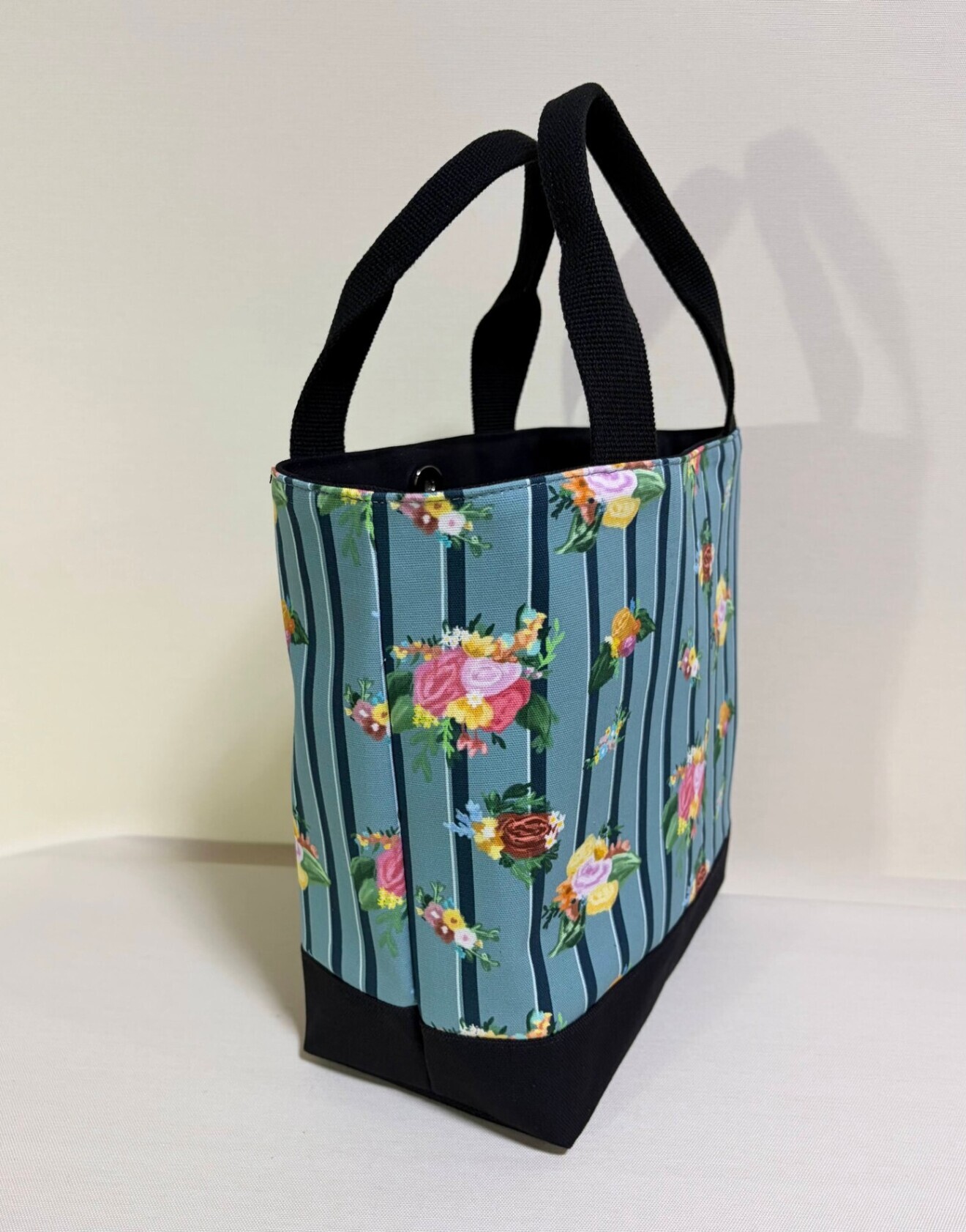 デザイナーが描くアートを日常に。華やぎと規律が織りなすストライプとアンティークフラワー・Mトート

