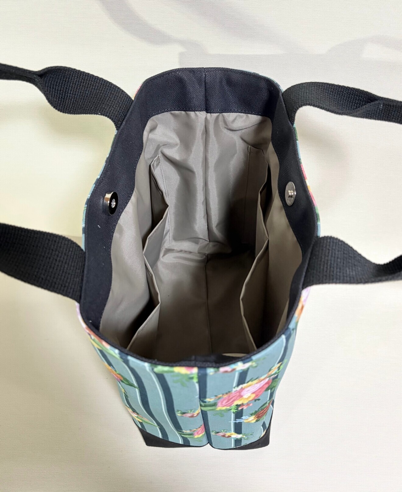 デザイナーが描くアートを日常に。華やぎと規律が織りなすストライプとアンティークフラワー・Mトート

